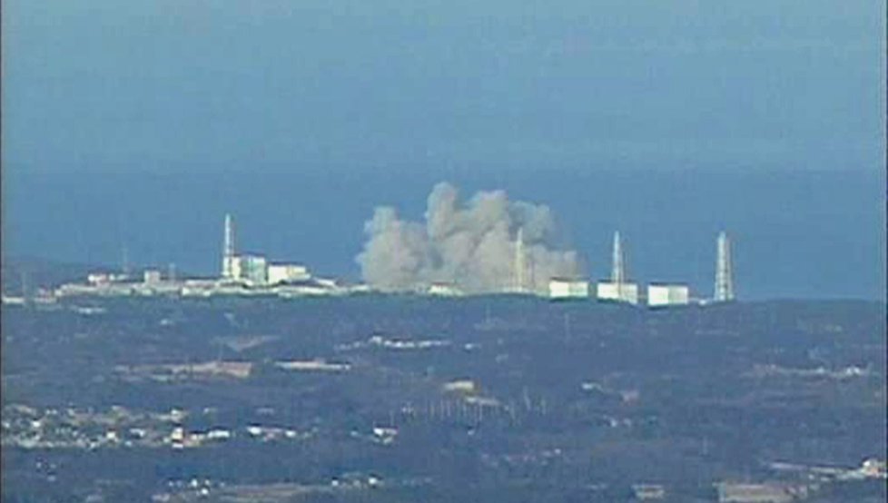 Japonsko ohlásilo výbuch v areálu jaderné elektrárny Fukušima 1, podle úřadů se do vzduchu dostalo jen nepatrné množství radiace