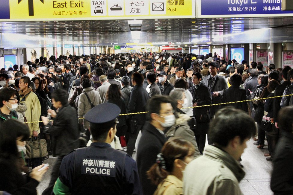 I Japonci začali propadat panice a prchají z Tokia