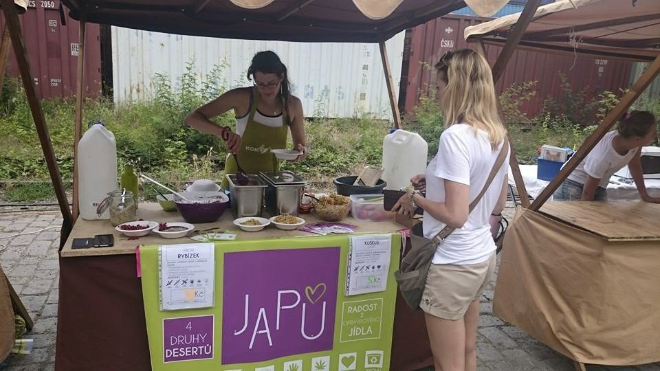 Jana se snaží najít zákazníky na trzích a festivalech.