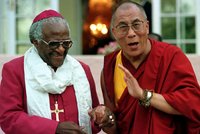 Zemřel bojovník proti apartheidu Desmond Tutu (†90). Truchlí královna Alžběta II. i prezidenti