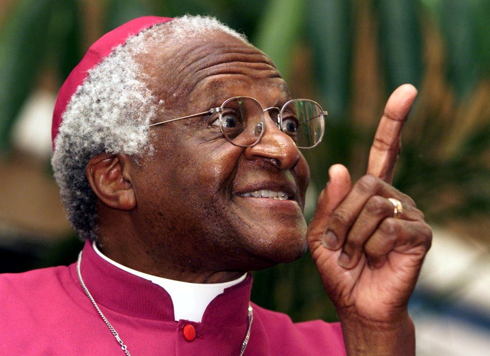 Ve věku 90 let zemřel jihoafrický emeritní arcibiskup, bojovník proti rasistickému režimu apartheidu a držitel Nobelovy ceny za mír Desmond Tutu.