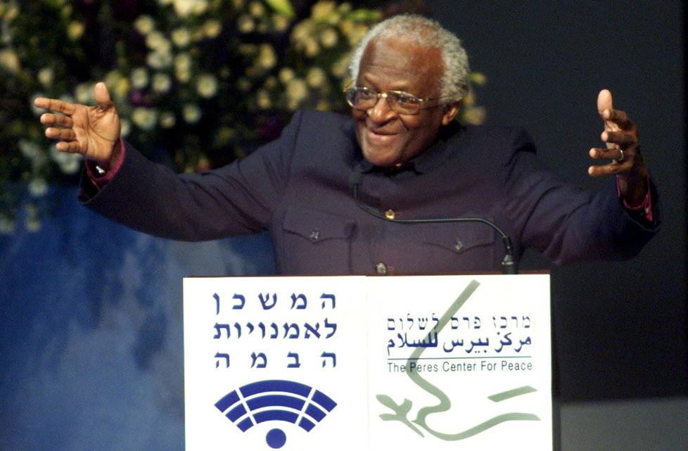 Ve věku 90 let zemřel jihoafrický emeritní arcibiskup, bojovník proti rasistickému režimu apartheidu a držitel Nobelovy ceny za mír Desmond Tutu.