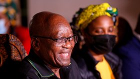 Exprezident JAR Jacob Zuma se vydal policii, jak mu uložil soud, (9. 7. 2021).