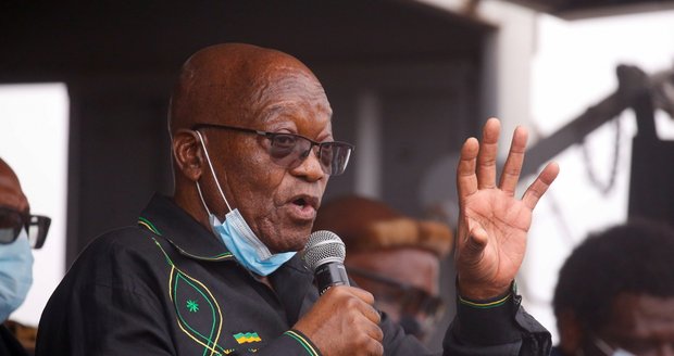 „Lidský štít“ bránil zatčení exprezidenta. Zumovi příznivci se shromáždili před jeho domem
