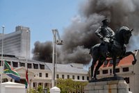 Budovu parlamentu zapálil žhář. Hasiči uchránili před plameny vzácné obrazy i knihy