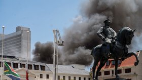V jihoafrickém Kapském Městě hořela budova parlamentu, plameny zničily zasedací sál. (3. 1. 2022)