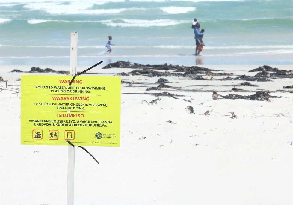 Uzavření pláže Muizenberg  u Kapského Města v souvislosti s load sheddingem.