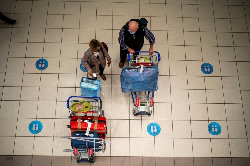 Lidé na Mezinárodním letišti Olivera Tamba v jihoafrickém Johannesburgu (26. 11. 2021)