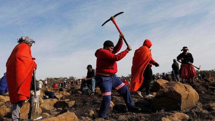 Zoufalí obyvatelé Jihoafrické republiky se pustili do hledání diamantů. Vláda se snaží horečku ukončit, někteří pátrači jí ale nevěří a pokračují v pátrání o kus dál.