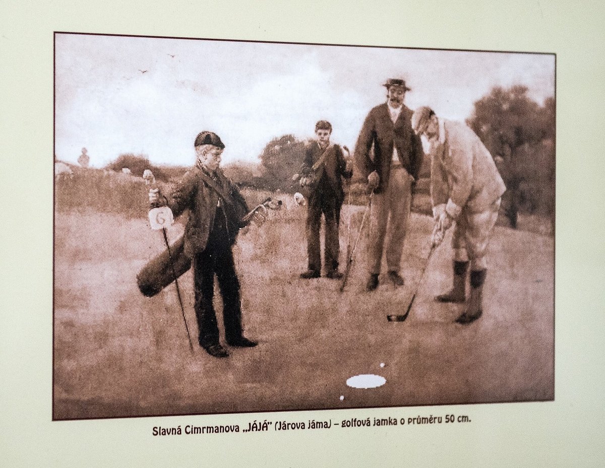 JSen golfistů, Cimrmanova »JÁJÁ« – golfová jamka o průměru 50 cm!