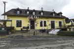 Ačkoli svůj podnik Jaroslav nazval hospůdkou, zvenku i uvnitř spíš připomíná útulný rodinný restaurant.