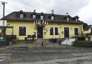 Ačkoli svůj podnik Jaroslav nazval hospůdkou, zvenku i uvnitř spíš připomíná útulný rodinný restaurant.