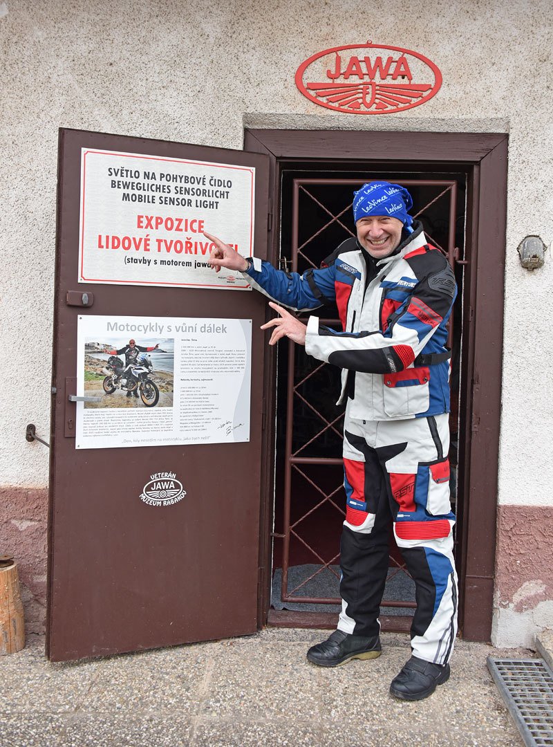 Komorní expozici Jardy Šímy se všemi jeho zásadními motorkami a artefakty z cest najdete v rámci muzea historických motocyklů Jawa ve středočeském Rabakově