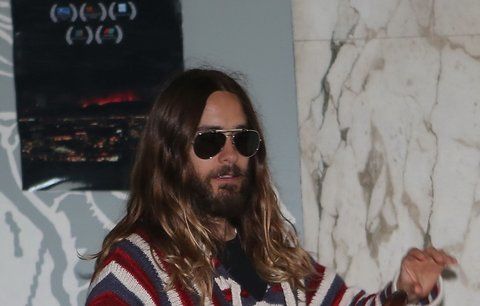 Hollywoodský fešák Jared Leto si vyšel v Praze do kina: V přestrojení za hipíka!