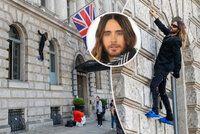 Spiderman Jared Leto: V pantoflích šplhal po zdi hotelu! Kvůli nové lásce?