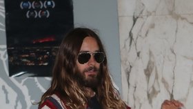 Hollywoodský fešák Jared Leto si vyšel v Praze do kina: V přestrojení za hipíka!