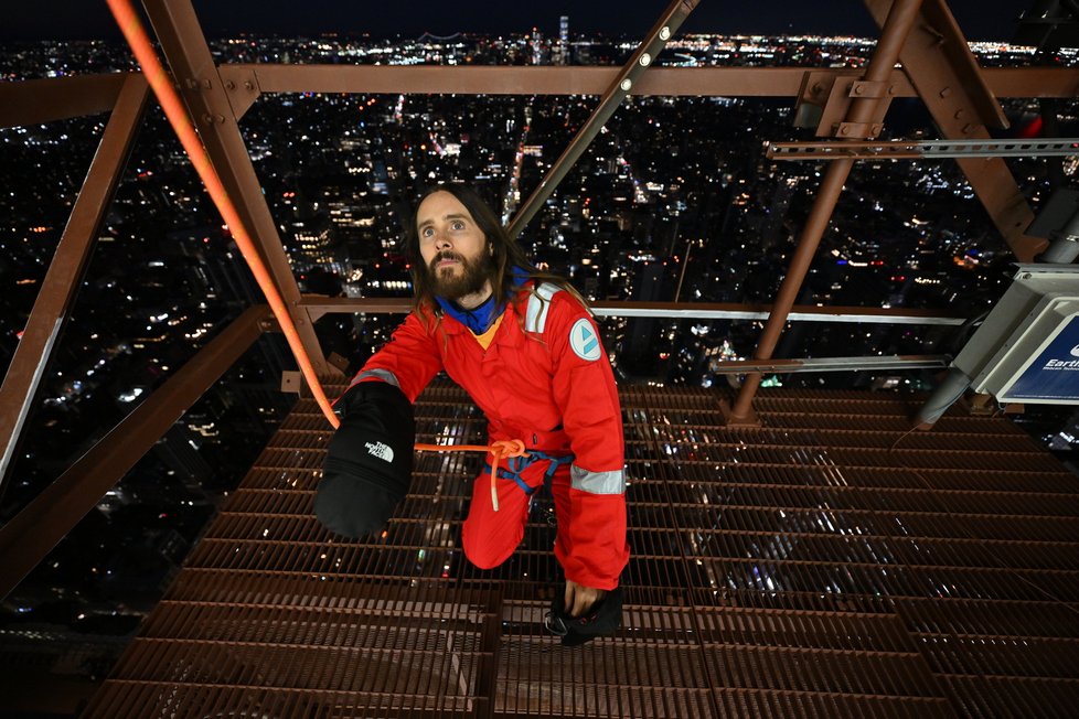 Oscarový herec Jared Leto při výstupu na Empire State Building v New Yorku oznámil monumentální světové turné Thirty Seconds to Mars.