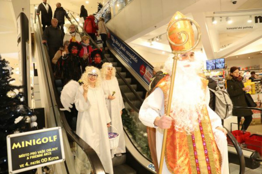 Pohádkové postavy přijely po jezdících schodech.