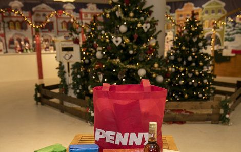Za opravdu velmi nízkou jarmareční cenu 299 Kč si budete moc koupit vánoční tašku s více než 17 produkty, díky nimž napečete cukroví pro celou rodinu.