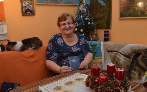 Jarmila (70) z Karlových Varů ukazuje index z vysoké školy, kterou ve stáří vystudovala.