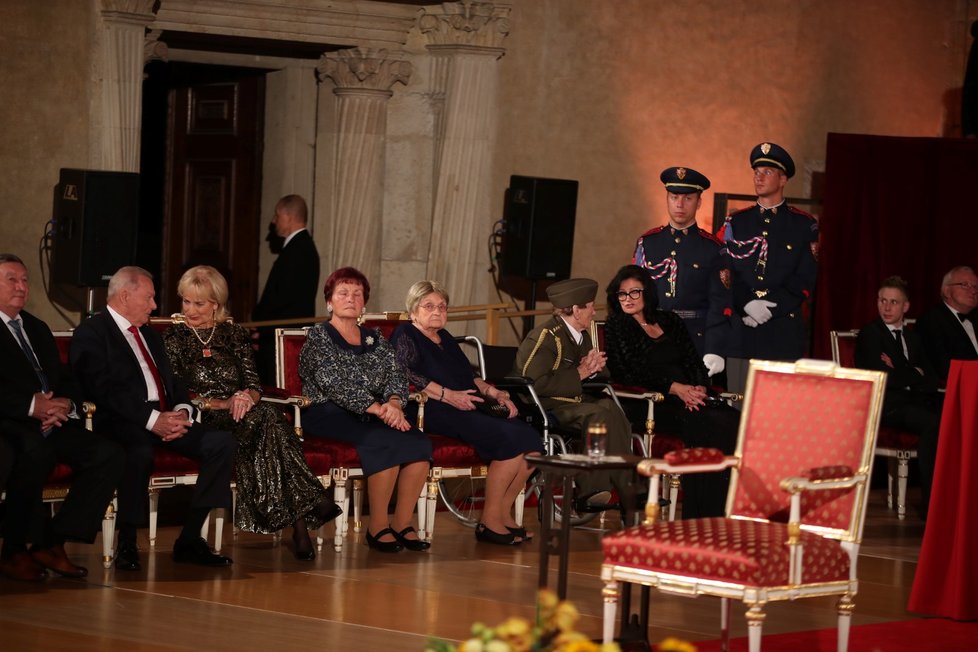 Jarmila Halbrštatová (ve vojenské uniformě) během předávání státních vyznamenání 28. 10. 2019 na Pražském hradě