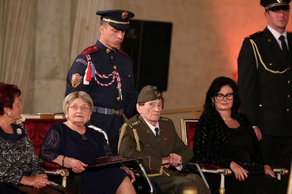 Jarmila Halbrštatová (ve vojenské uniformě) během předávání státních vyznamenání 28. 10. 2019 na Pražském hradě