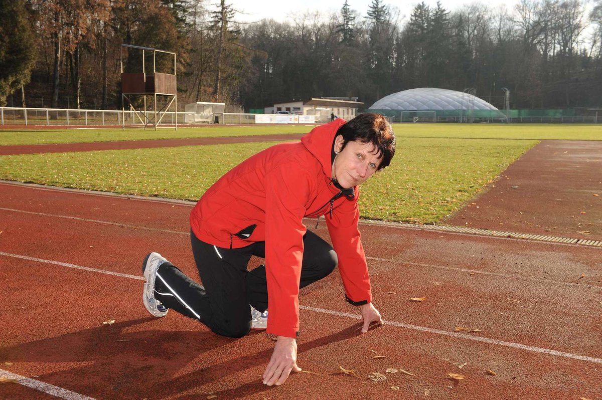 Jarmila Kratochvílová na atletickém oválu stadionu v Čáslavi zapózovala pro fotoreportéra Blesku. Dnes na něm trénuje běžecké naděje české atletiky.