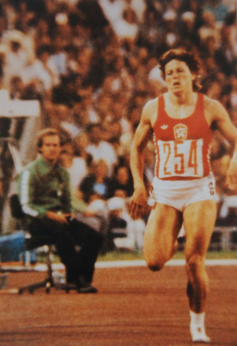 Takhle běžela 800 metrů v Mnichově v roce 1983. Její čas dodnes nikdo nepřekonal.