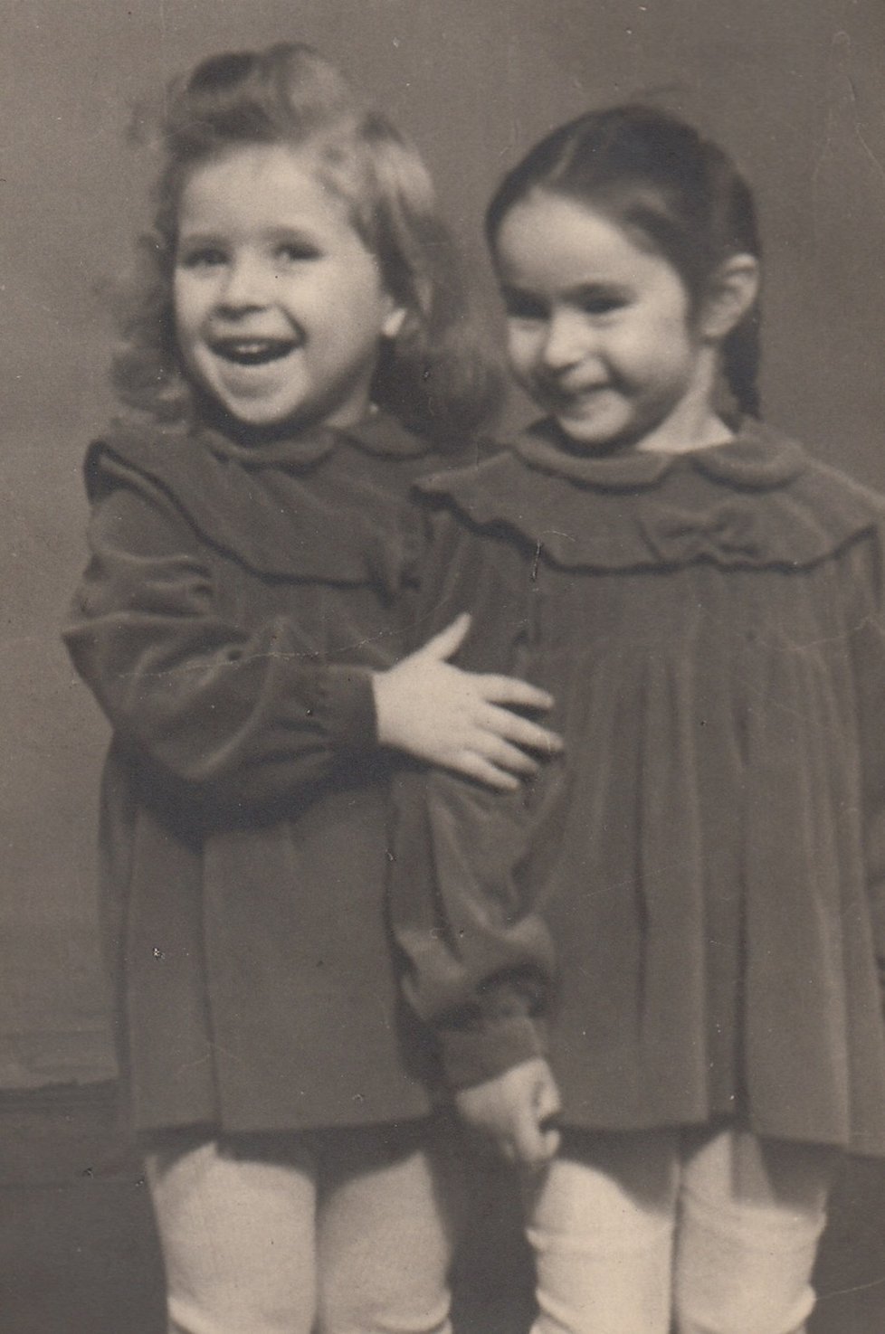 Jarmila Kročková (vlevo) se sestřenkou Věrou, Košice 1952