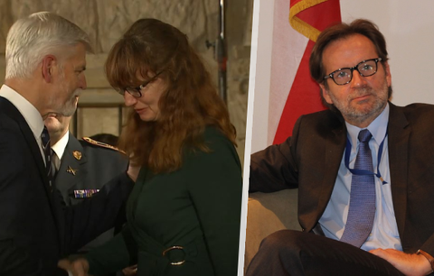 Slzy dojetí: Manželka zemřelého diplomata Povejšila převzala metál od Pavla. V čem je jeho odkaz?