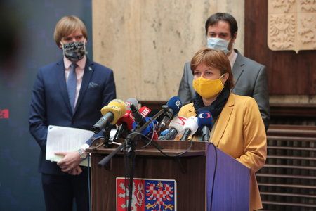 Tisková konference k uvolňování opatření po 25. květnu: Hlavní hygienička Jarmila Rážová, v pozadí ministr zdravotnictví Adam Vojtěch (za ANO) a epidemiolog Rastislav Maďar (15.5.2020)