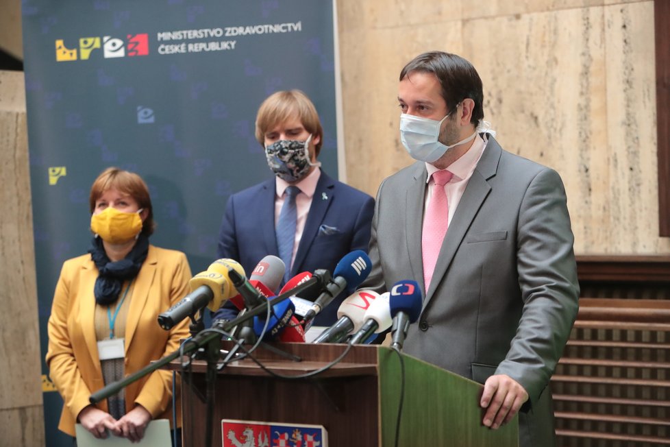 Tisková konference k uvolňování opatření po 25. květnu:  Epidemiolog Rastislav Maďar, v pozadí hlavní hygienička Jarmila Rážová a ministr zdravotnictví Adam Vojtěch (za ANO) (15.5.2020)
