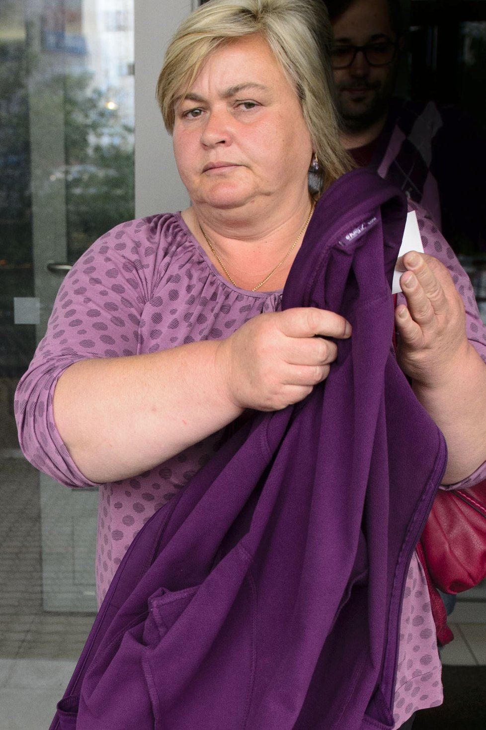 Rychtářova sestra Jarmila odchází po více než dvou hodinách z policie
