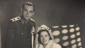 Na svatební fotografii novomanželé Semotamovi.