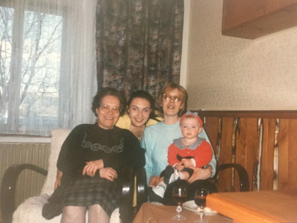 Čtyři generace na jedné fotce. Jarmila Semotamová se svou dcerou, vnučkou a pravnučkou kolem roku 2000.