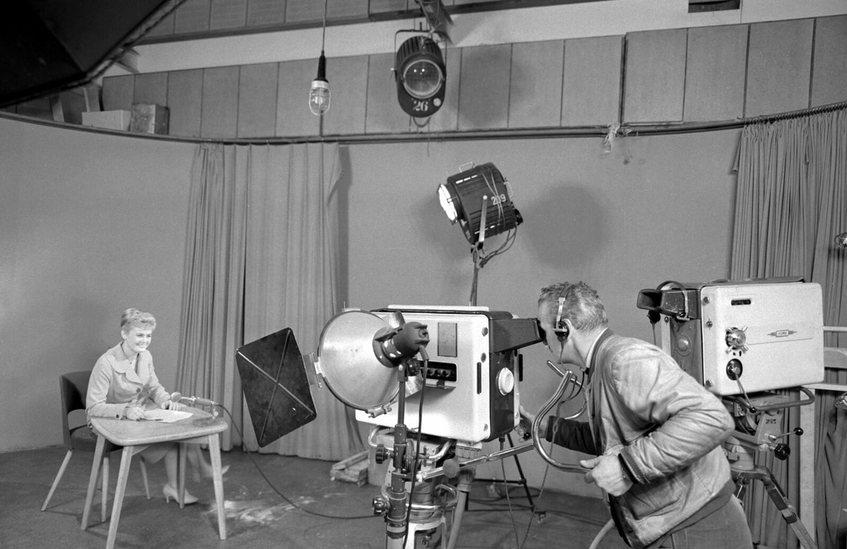 Jarmila Šusterová 13. února 1960, kdy studio Československé televize tvořily jen skromné kulisy a živé vysílání bylo velkým dobrodružstvím.