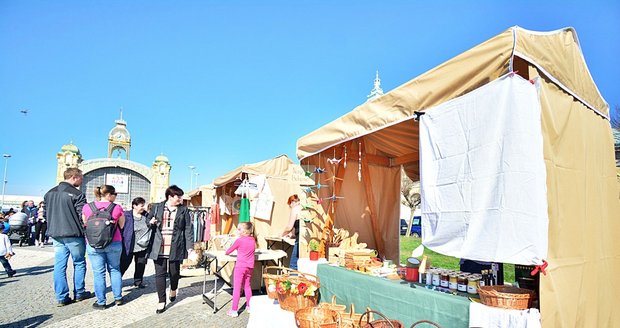 Jarní trhy na Výstavišti přilákaly stovky Pražanů - na sazeničky, dílničky pro děti a řemeslné dílny.