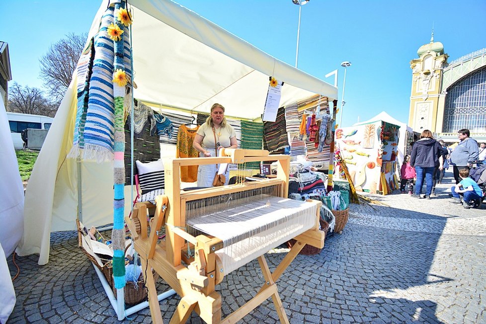 Jarní trhy na Výstavišti přilákaly stovky Pražanů - na sazeničky, dílničky pro děti a řemeslné dílny.