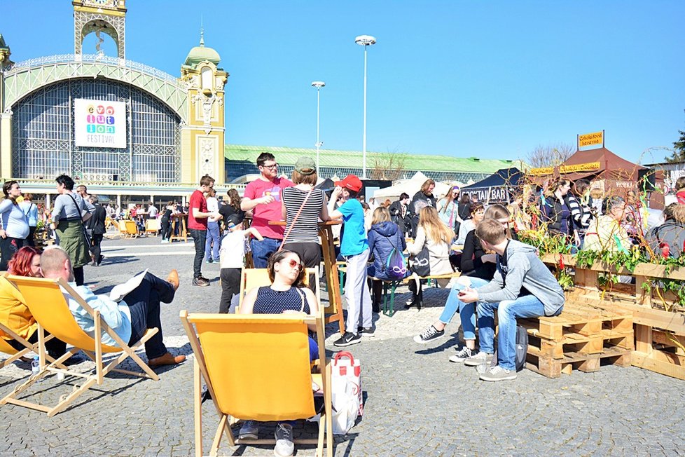 Jarní trhy na Výstavišti přilákaly stovky Pražanů - na sazeničky, dílničky pro děti a řemeslné dílny