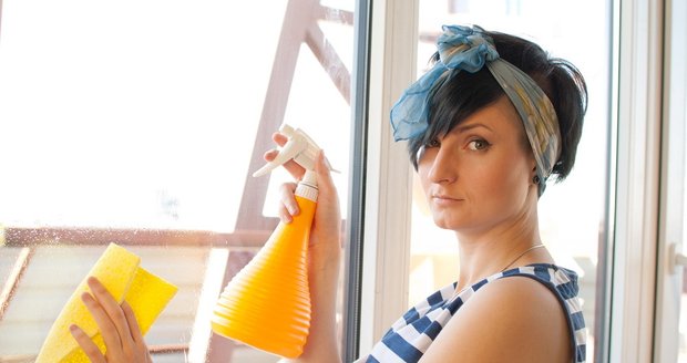 Na mytí oken použijte hadr, který nepouští chlupy.