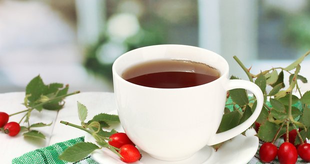 Na jarní únavu platí šálek šípkového čaje .