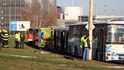 V Jarníkově ulici na Chodově se 4. prosince 2019 srazily dva autobusy.