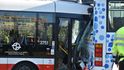 V Jarníkově ulici se srazily dva autobusy, v jednom cestovaly děti.