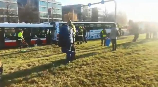 Nehoda dvou autobusů v Jarníkově ulici na Chodově