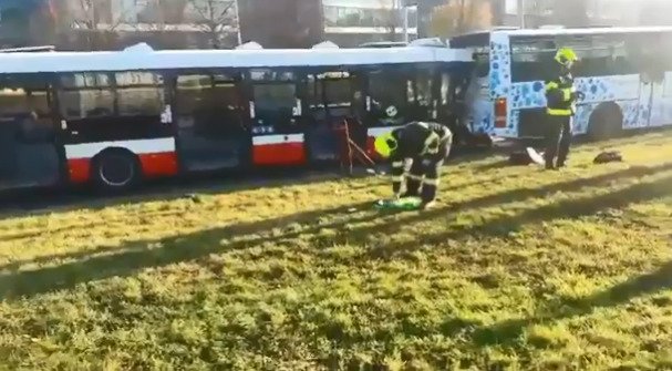 Nehoda dvou autobusů v Jarníkově ulici na Chodově