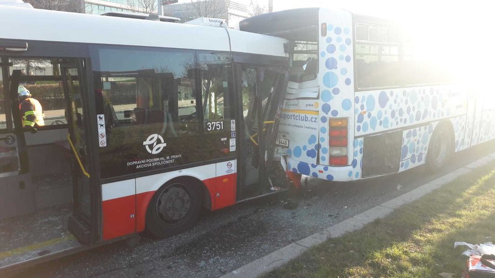 Nehoda dvou autobusů v Jarníkově ulici na Chodově