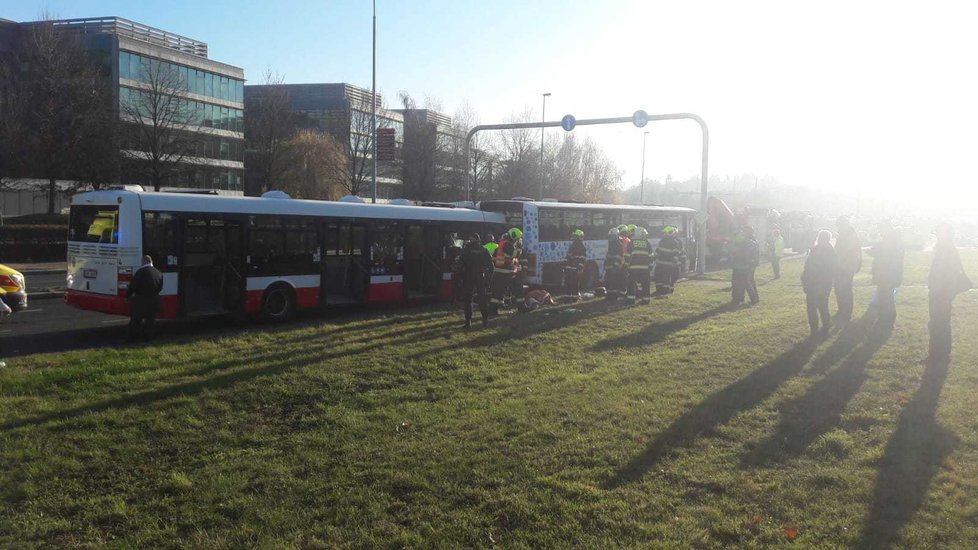 Nehoda dvou autobusů v Jarníkově ulici na Chodově