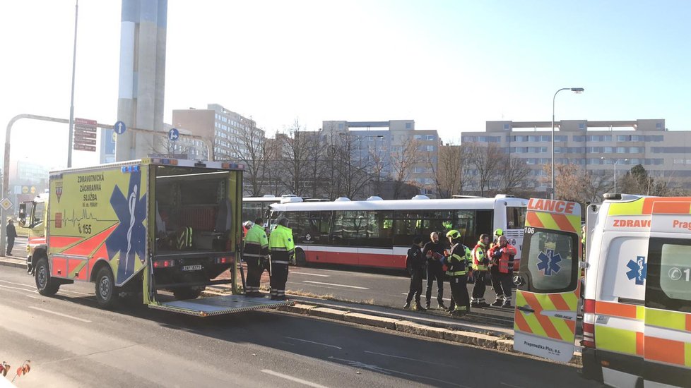 Nehoda dvou autobusů v Jarníkově ulici na Chodově