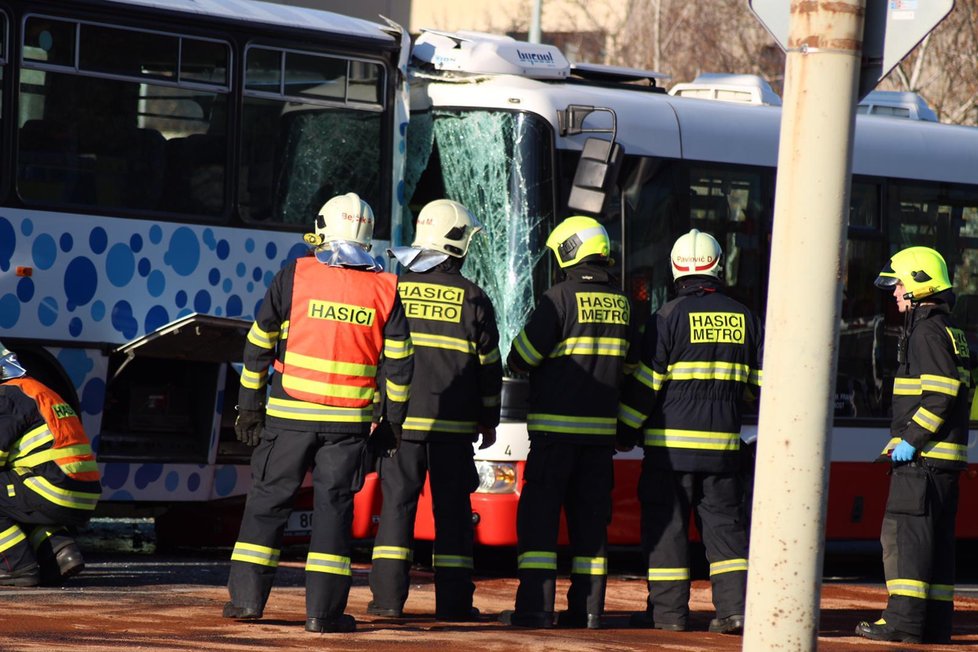 V Jarníkově ulici na Chodově se 4. prosince 2019 srazily dva autobusy.