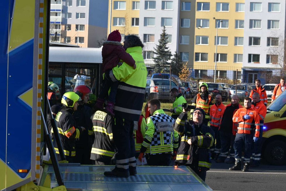 V Jarníkově ulici se srazily dva autobusy, v jednom cestovaly děti.